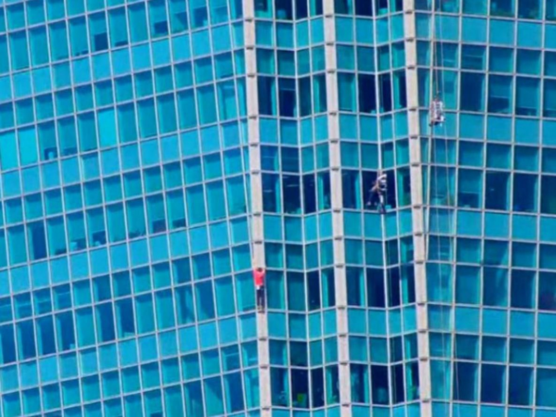 影／全球直播見證！霍諾德花91分鐘，徒手攻頂台北101！曾說「沒想像中難」：掉下去不一定會死